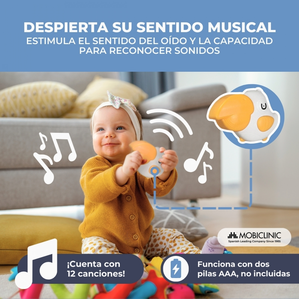 Un bebé sostiene un juguete, con notas musicales y un diseño de animal visible.
