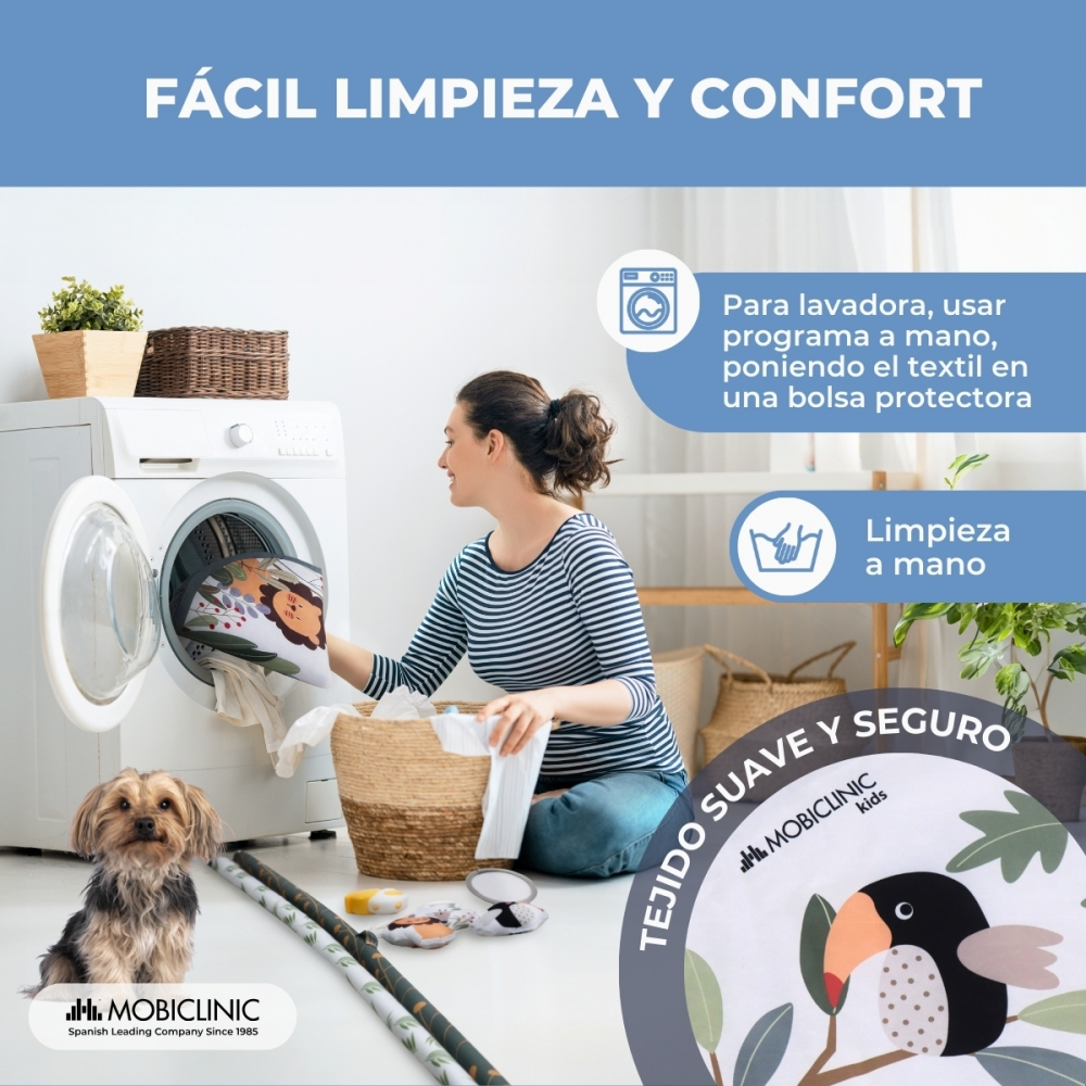 Una mujer pone ropa en una lavadora; un perro y una cesta están cerca.