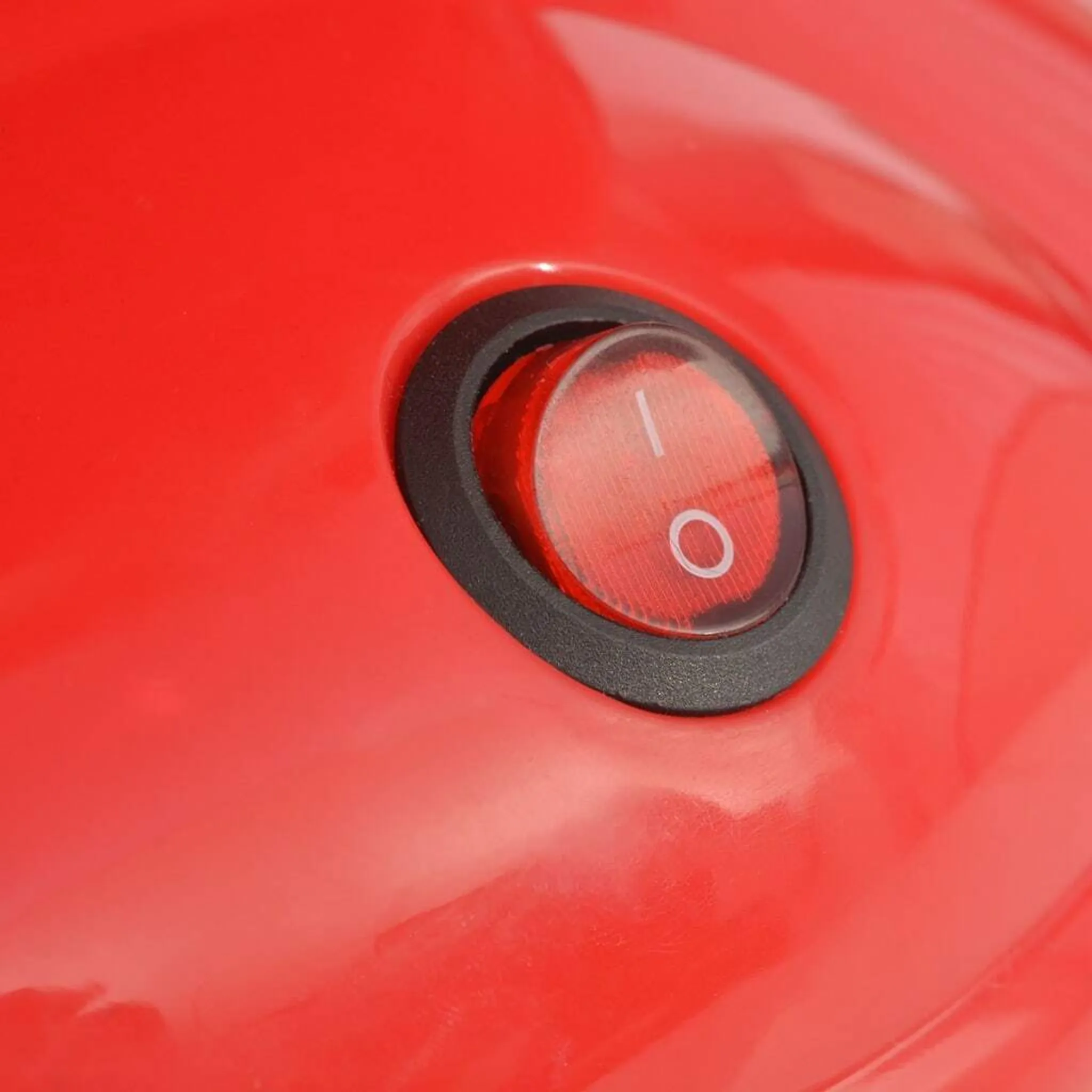 Ein roter Schalter mit "I" und "O" auf einem roten Gehäuse.