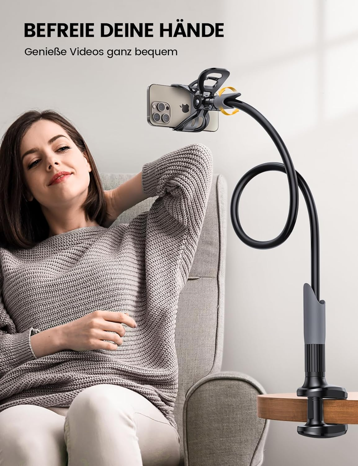 Kobieta relaksuje się w fotelu, uchwyt na telefon trzyma jej smartfona nad nią.