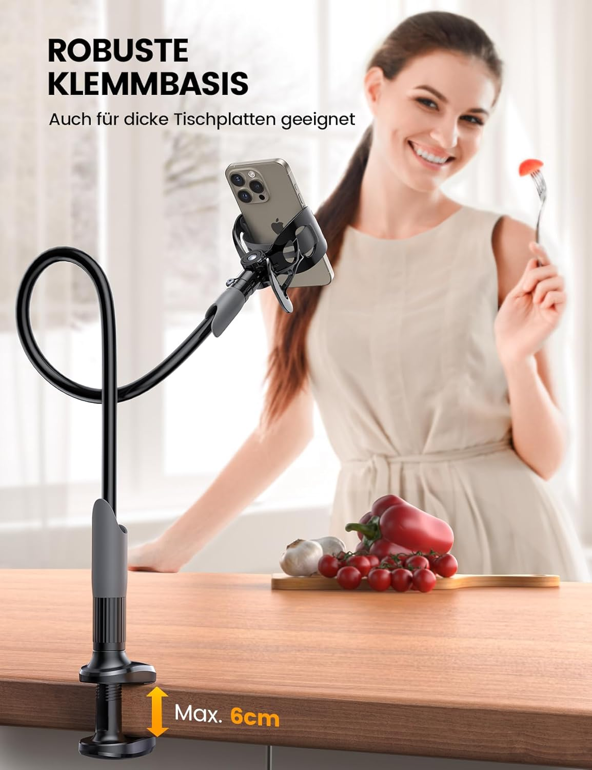 Uchwyt na telefon z zaciskiem i gęsią szyją na stole. Kobieta w tle trzyma widelec z pomidorem.