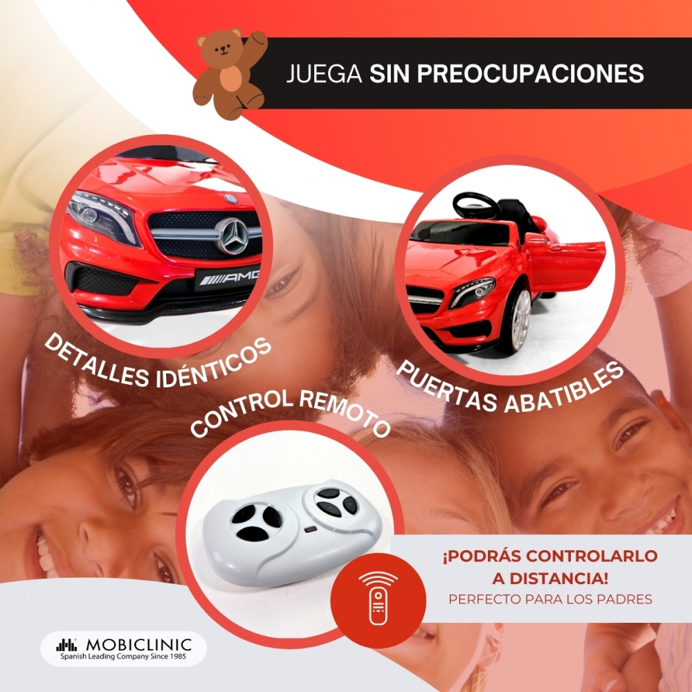 Coche de juguete rojo con puertas abiertas y control remoto, niños sonriendo.
