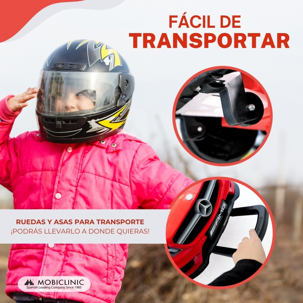 Niño con chaqueta rosa y casco, con ruedas y asas de transporte del coche.