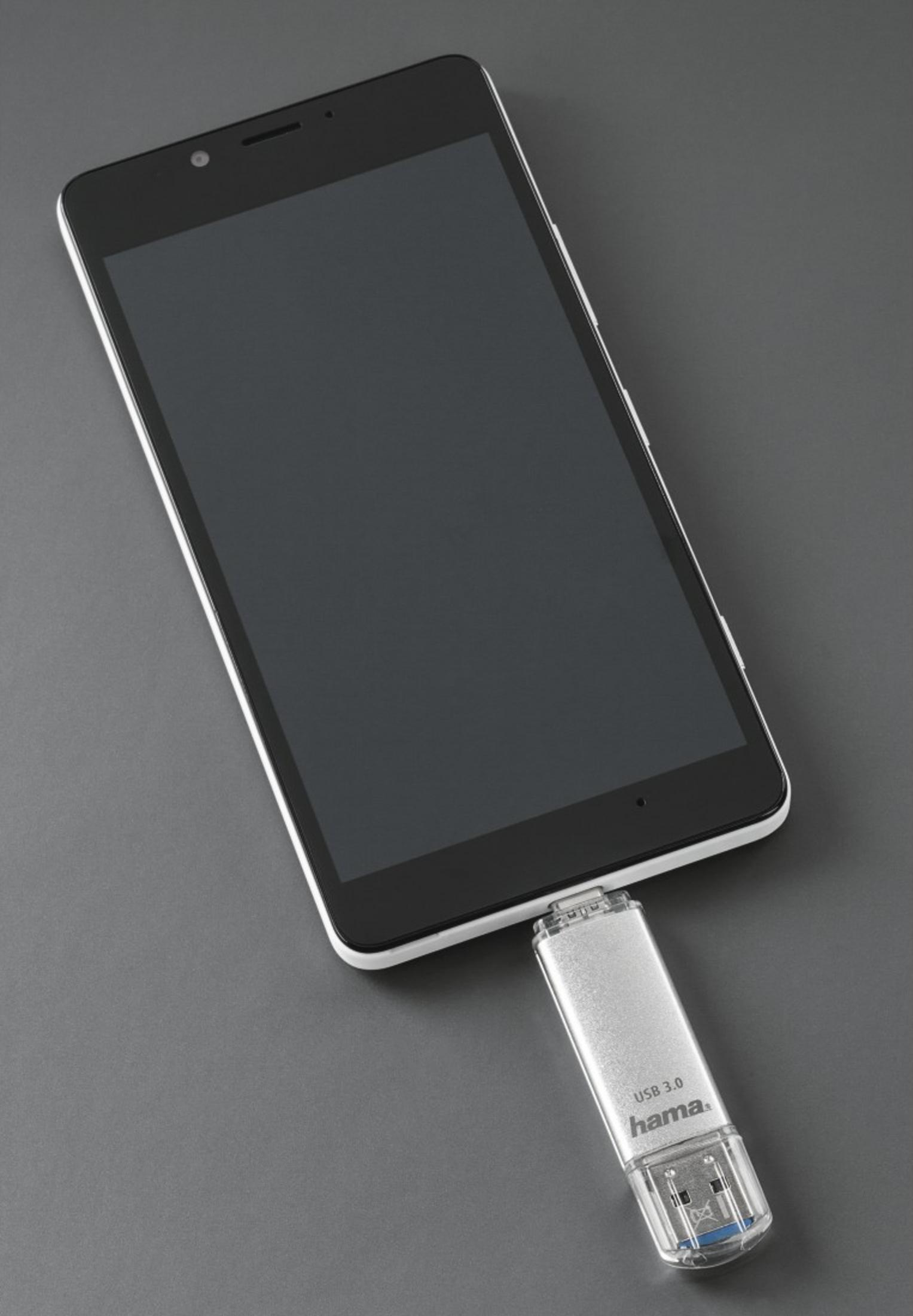 Una chiavetta USB argentata con etichetta 'hama' è collegata a uno smartphone.