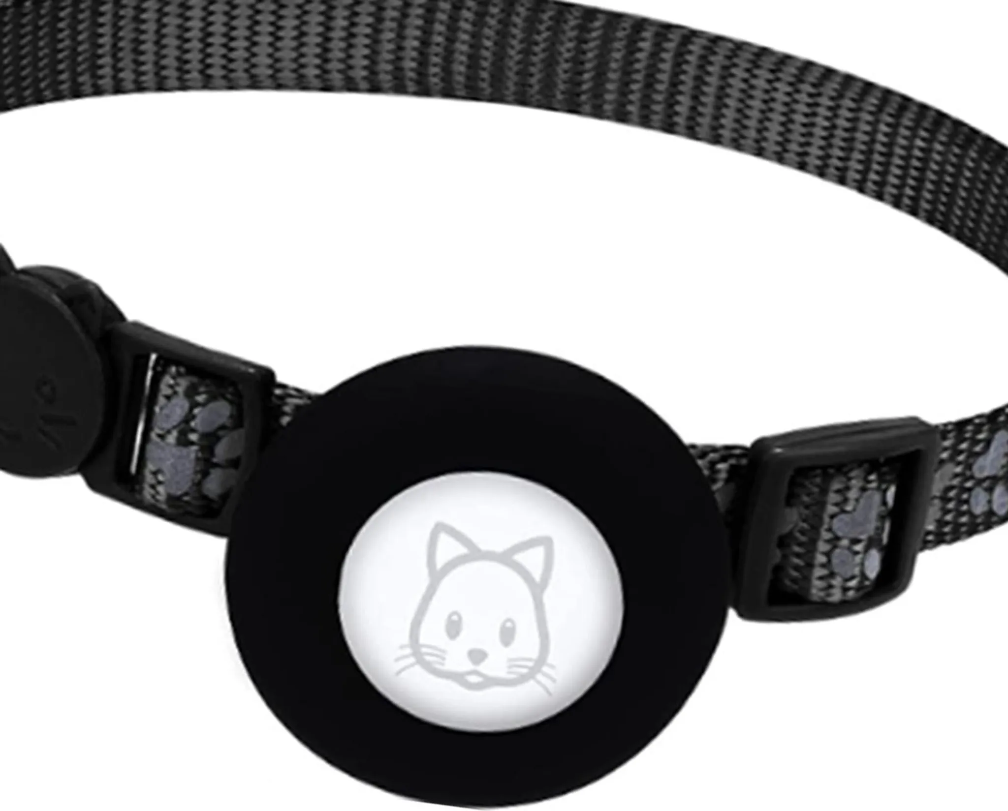 Schwarzes Halsband mit Pfotenabdruckmuster und einem runden Anhänger mit Katzenmotiv.