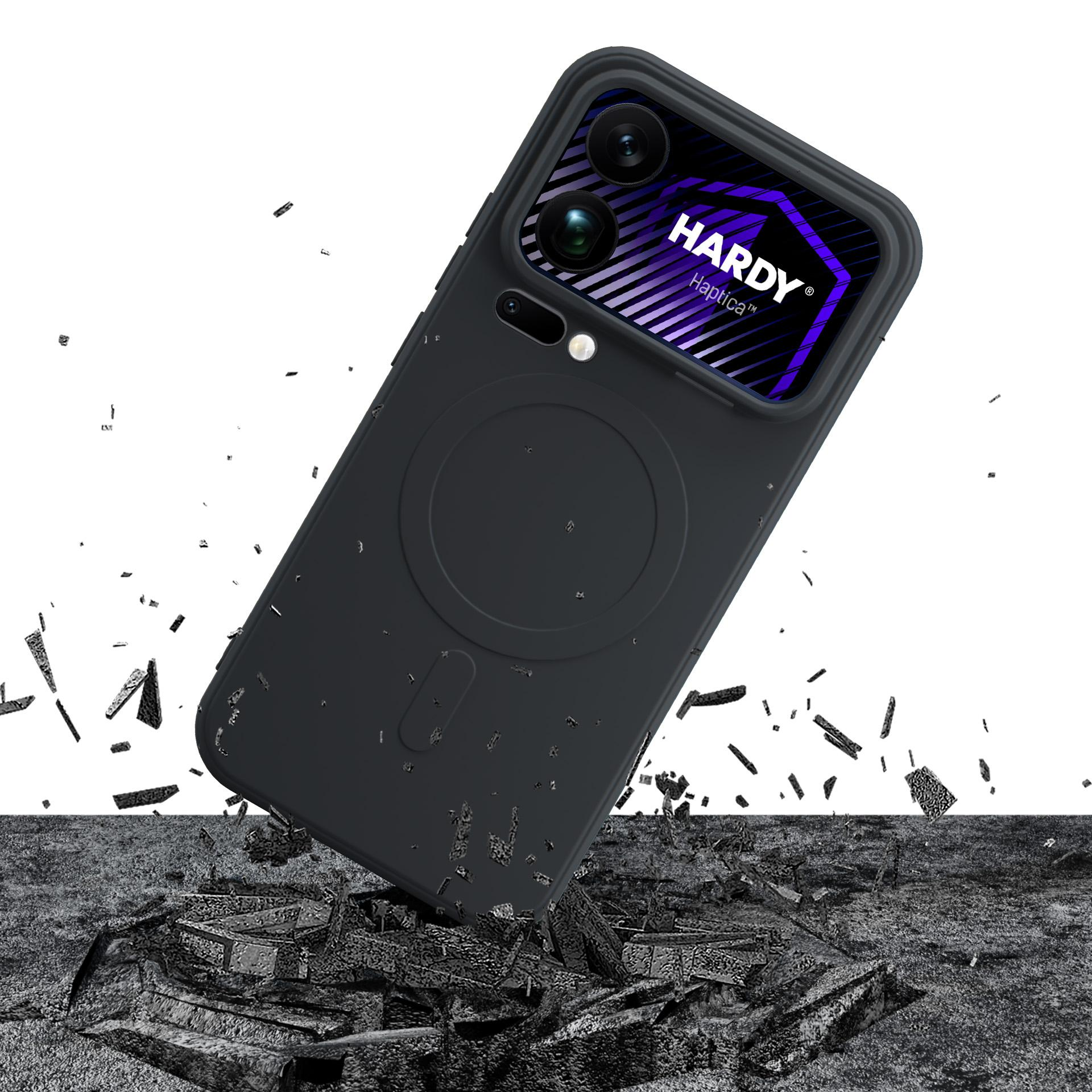 Czarny telefon z logo Hardy Haptica spada na połamane podłoże.