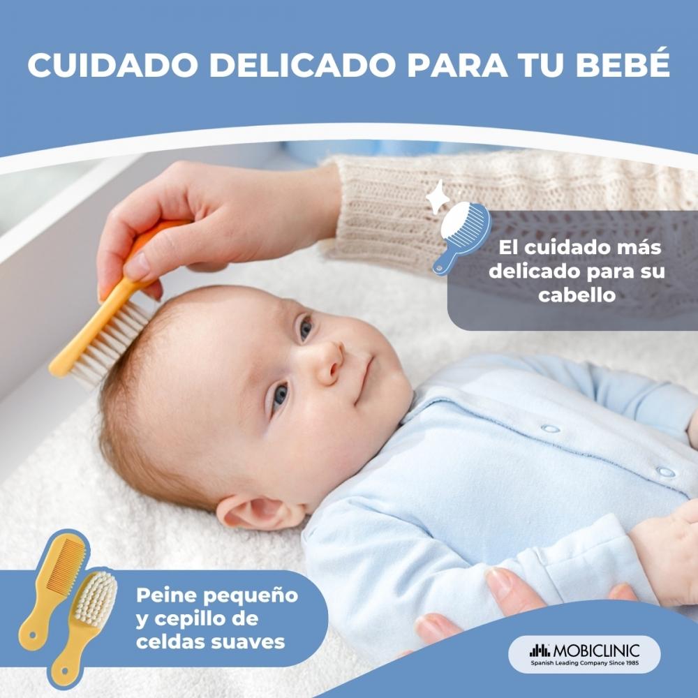 Cuidado delicado del bebé con peine pequeño y cepillo suave.
