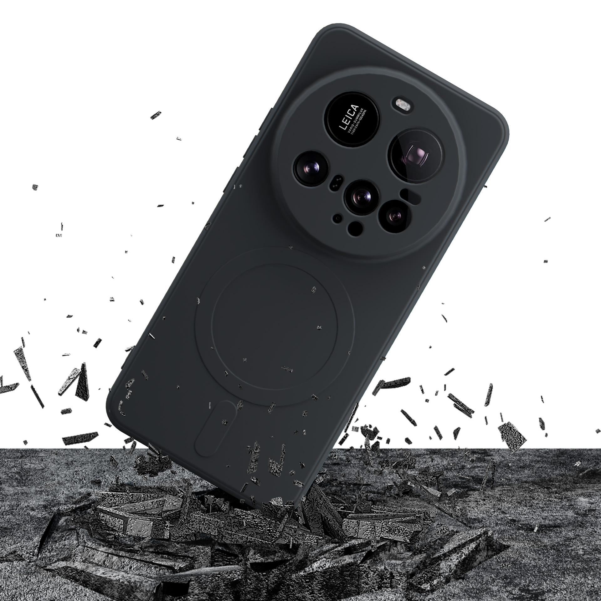 Czarny telefon z aparatem LEICA spada na potłuczoną ziemię.