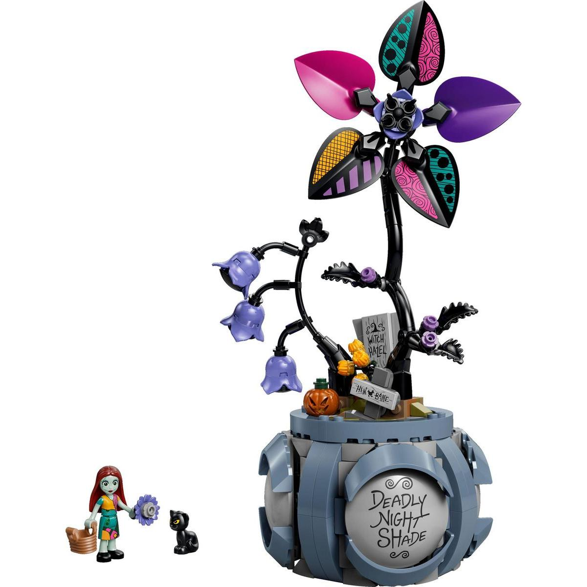 Un set Lego con Sally di Nightmare Before Christmas, un gatto nero e una pianta in vaso con fiori viola.