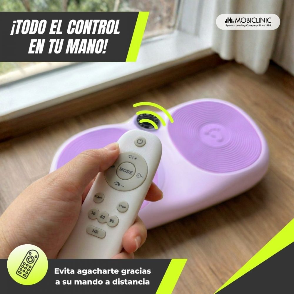 Una mano sostiene un mando a distancia cerca de un masajeador morado con líneas.