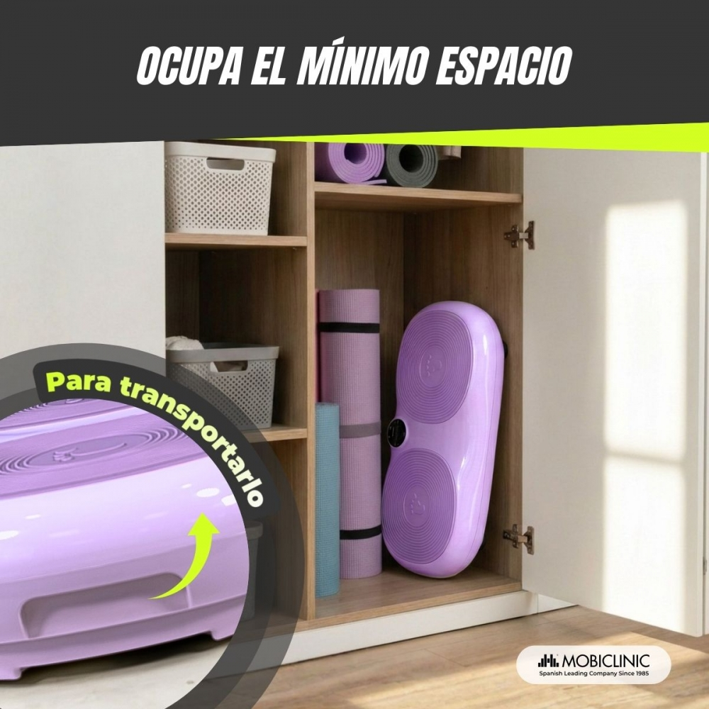 Placa vibratoria morada y esterillas de yoga en un armario.