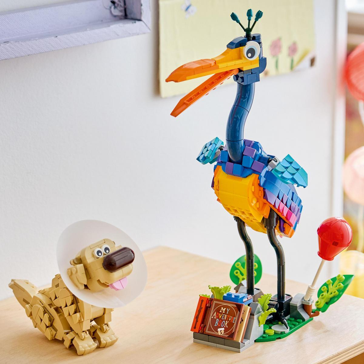 Un perro Lego cono y un pájaro Lego colorido están uno al lado del otro.