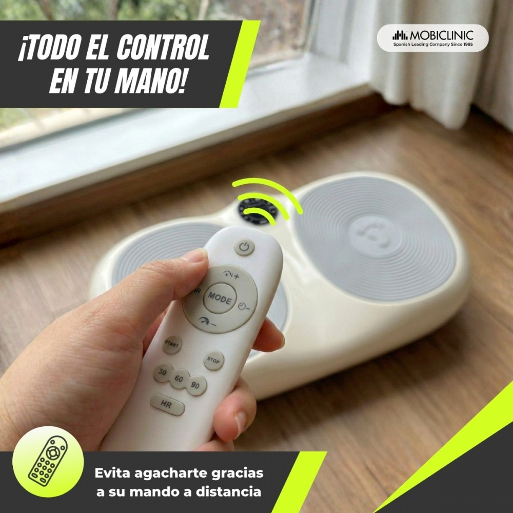 Una mano sostiene un mando a distancia frente a un dispositivo de vibración con dos placas ovales.