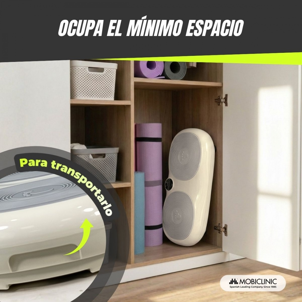Un entrenador vibratorio beige está en un armario abierto junto a esterillas de yoga.