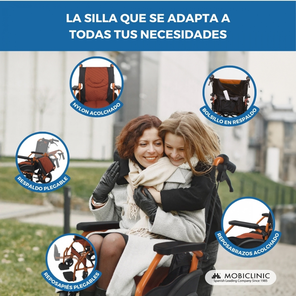 Mujer y niña se abrazan en una silla de ruedas con varias partes.