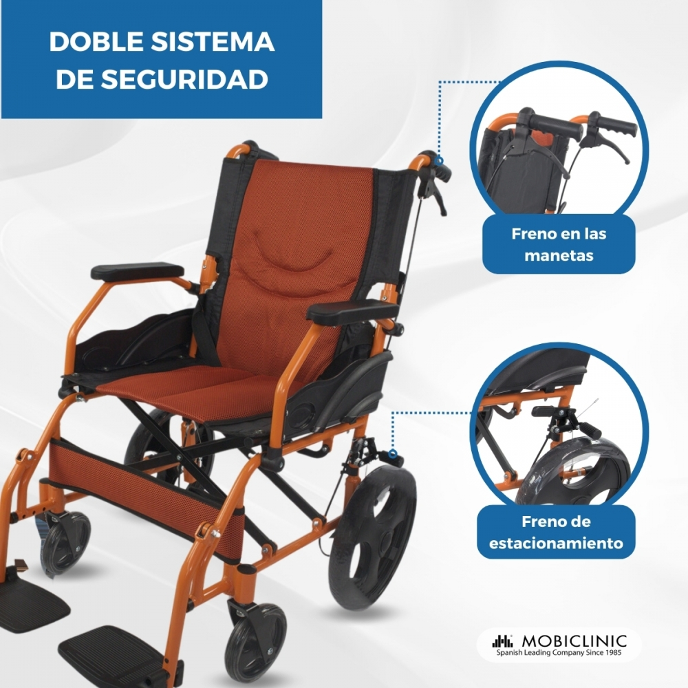 Silla de ruedas naranja con detalles negros. Muestra frenos en manetas y freno de estacionamiento.