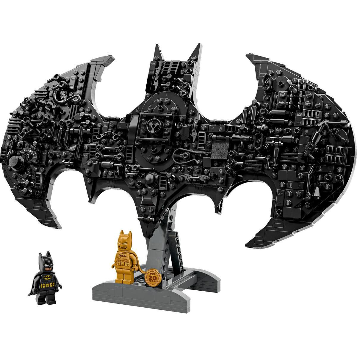 İki Batman figürü bulunan bir stant üzerinde siyah Lego yarasa sembolü.