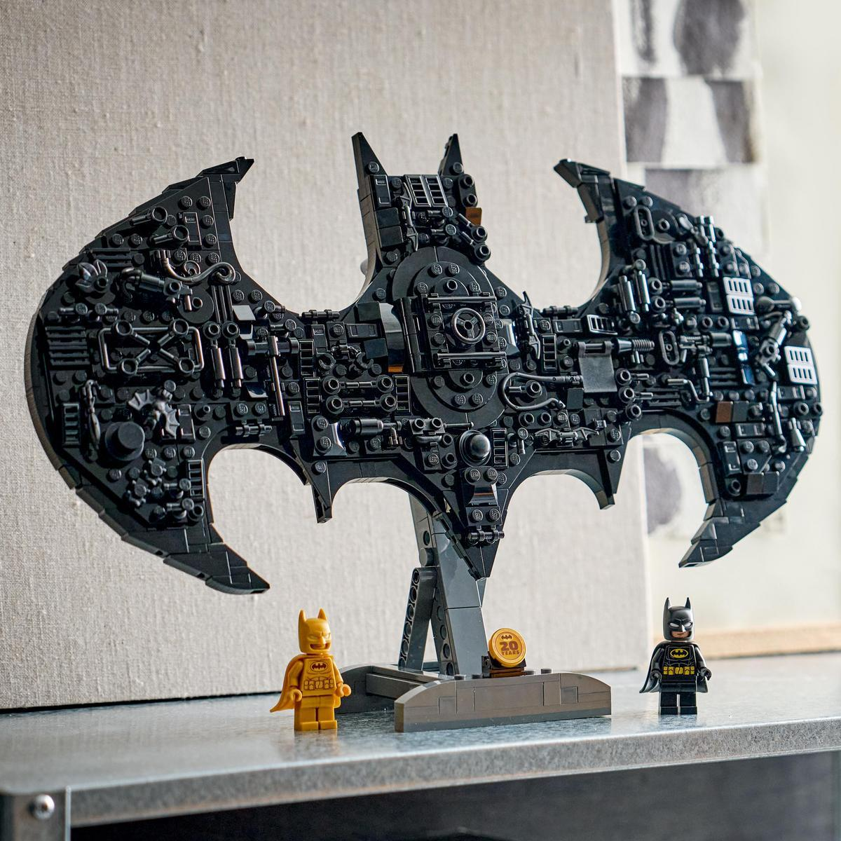 İki figürlü stant üzerinde siyah Lego yarasa sembolü. Oldukça detaylı ve mekanik.