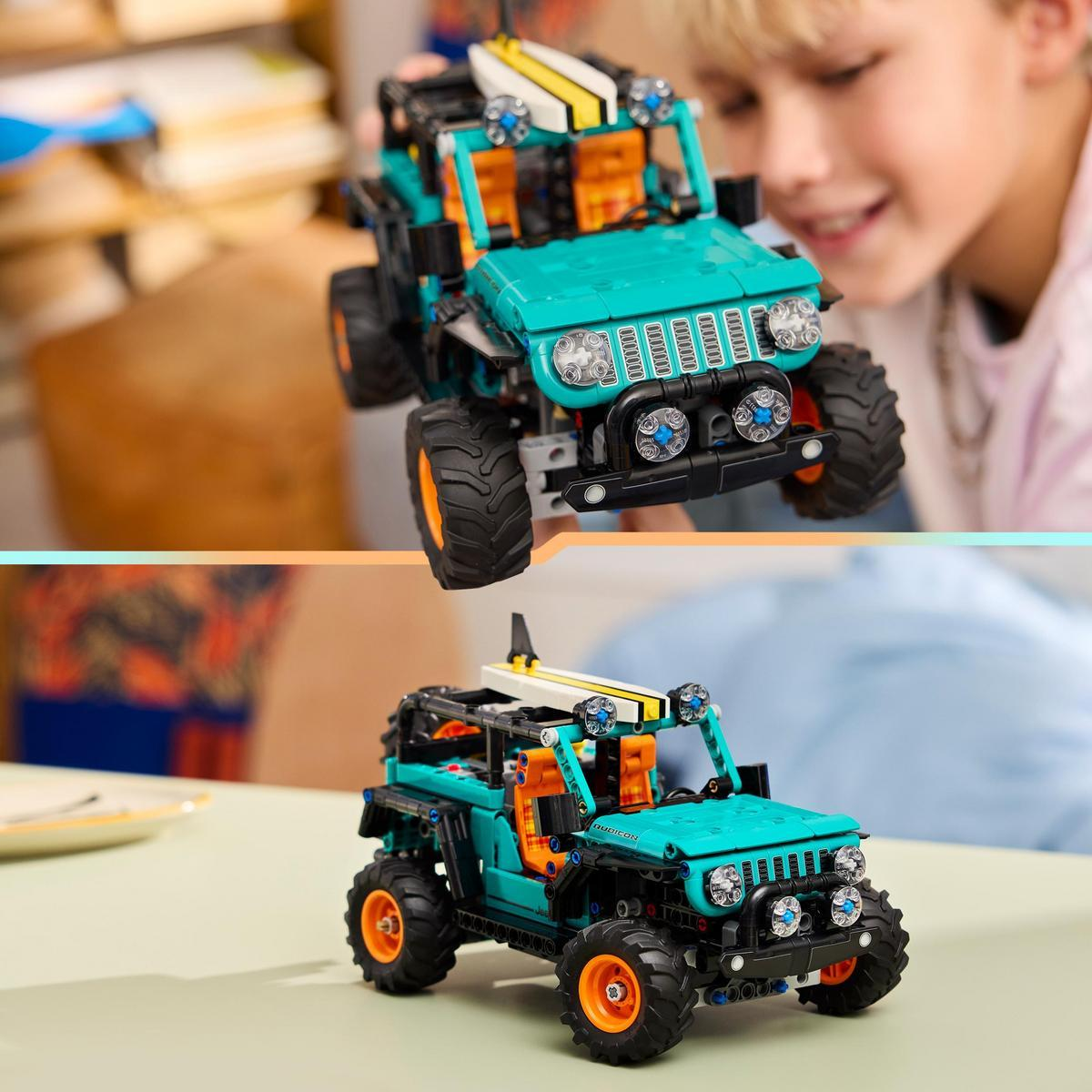 Turkusowy Jeep z deską surfingową na dachu, trzymany przez chłopca.