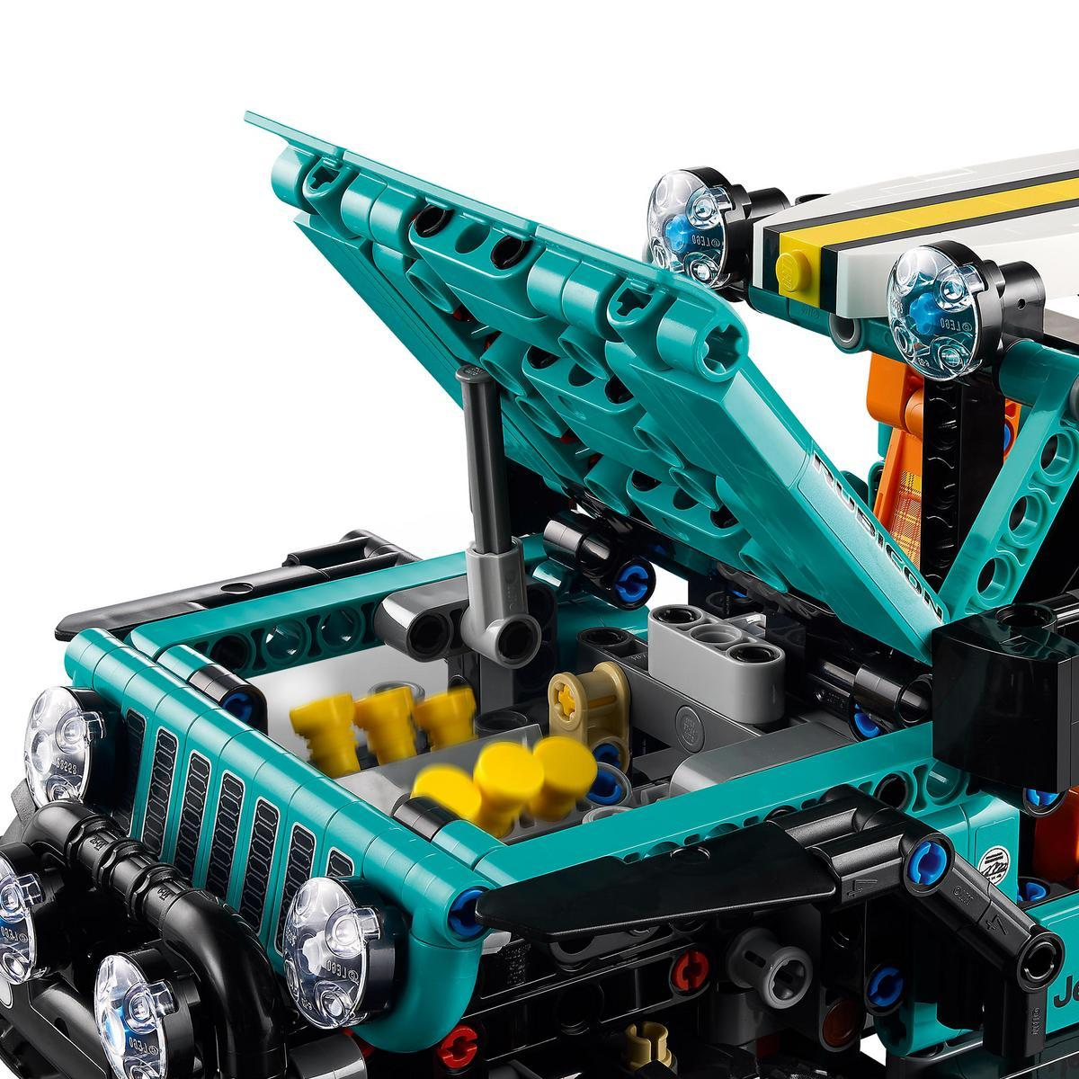 Morski Lego Jeep z otwartą maską, odsłaniający szczegółowy silnik.