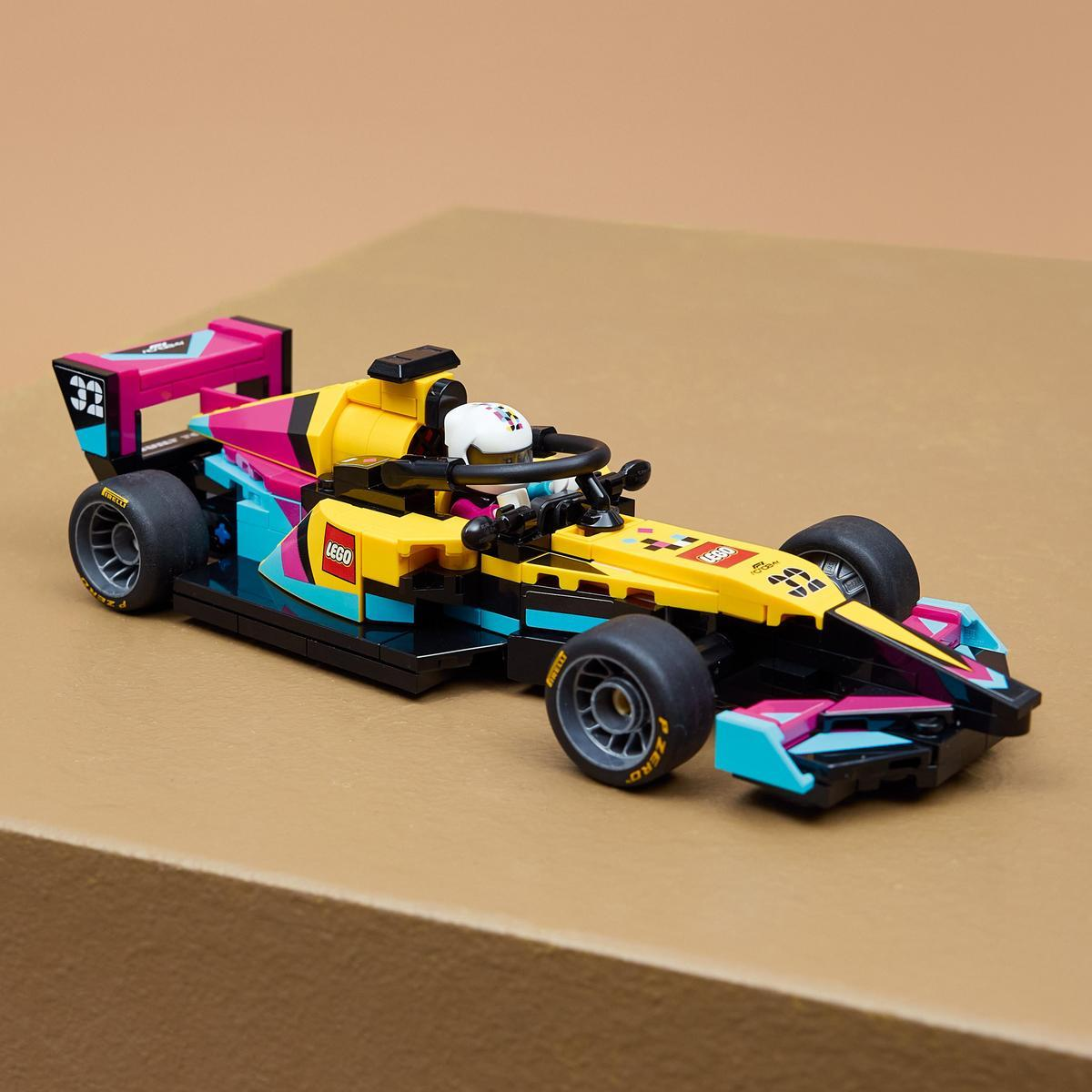 Kolorowy samochód wyścigowy Lego z kierowcą na brązowej powierzchni.