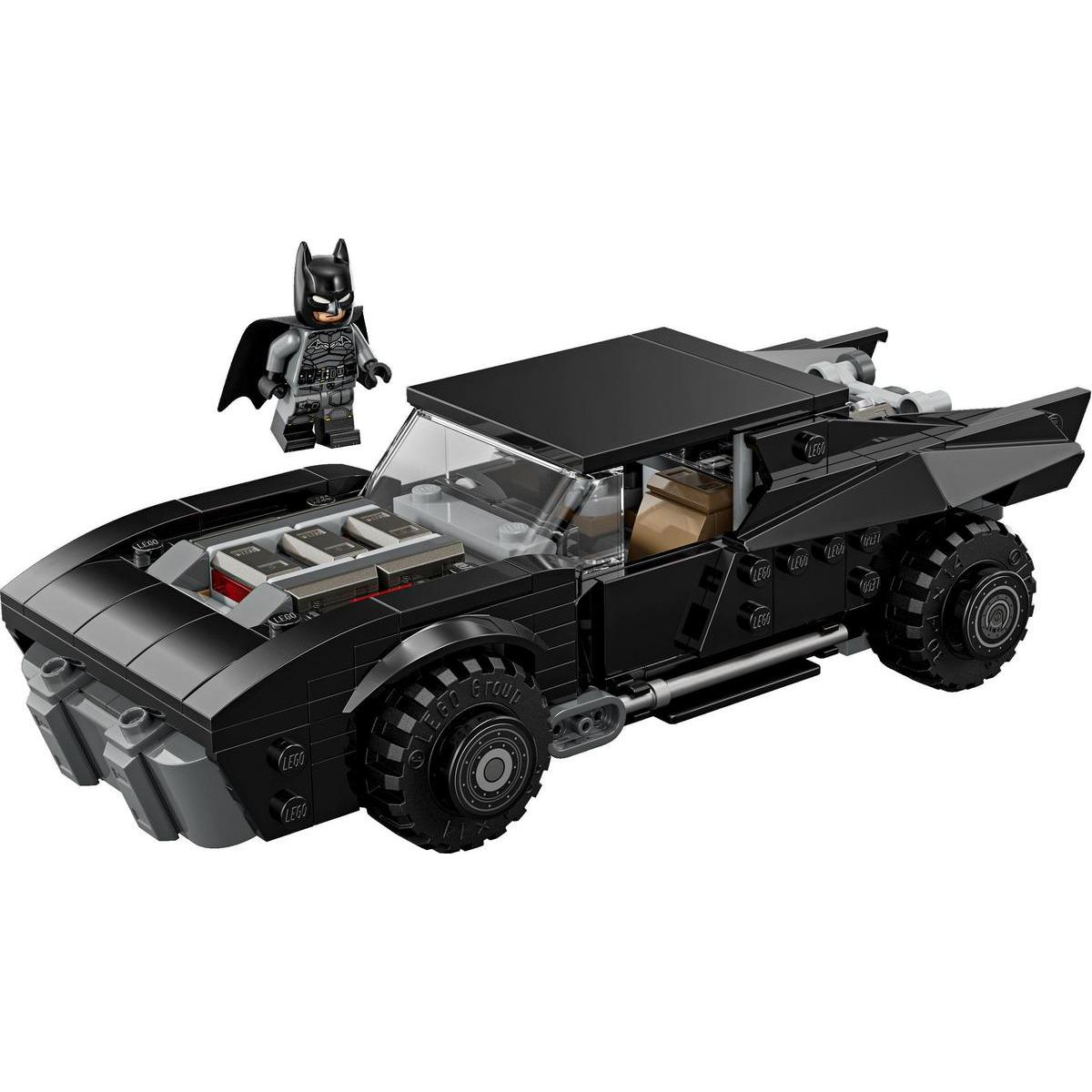 Czarny pojazd Lego Batman z figurką Batmana obok.