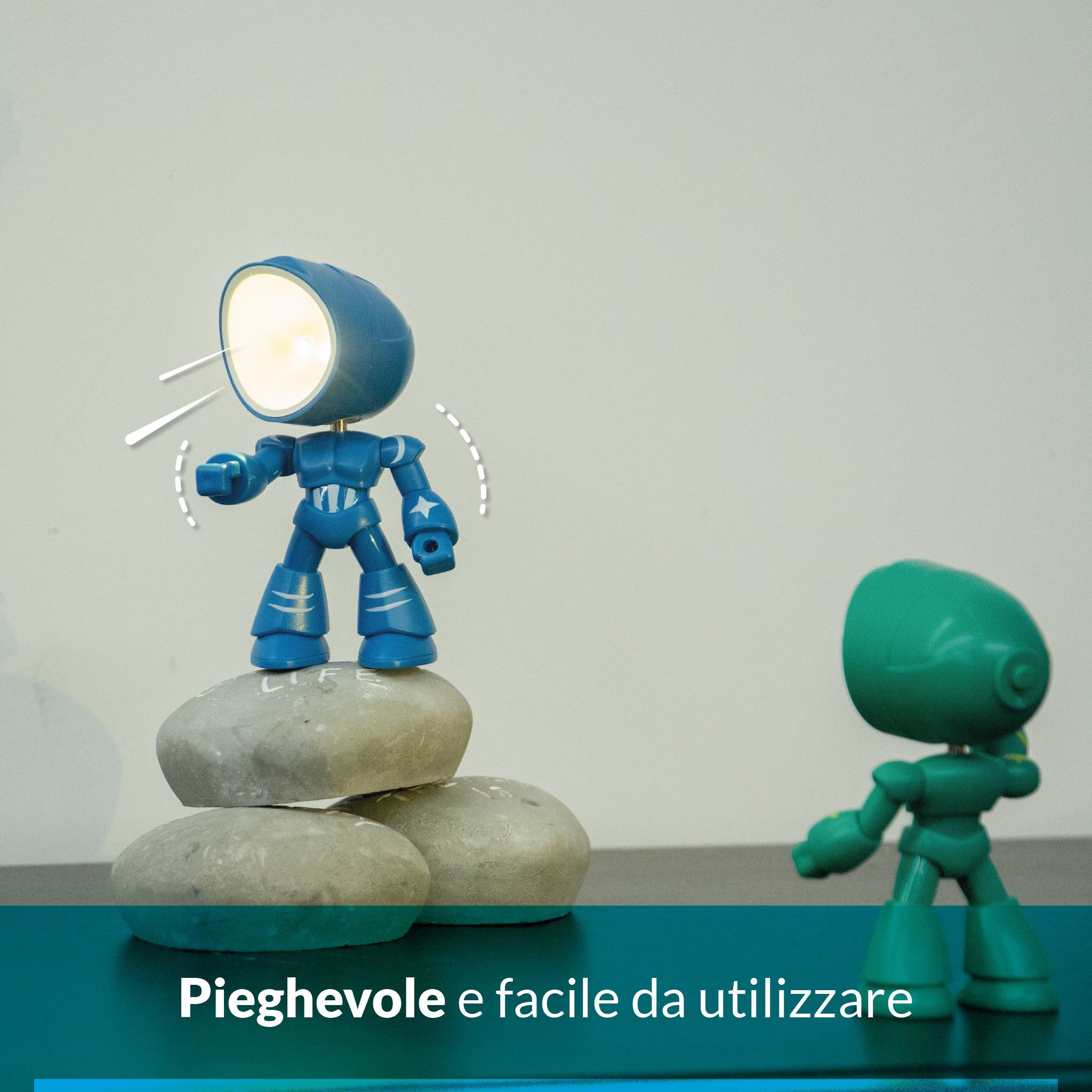 Un robot blu su pietre, un robot verde sullo sfondo.