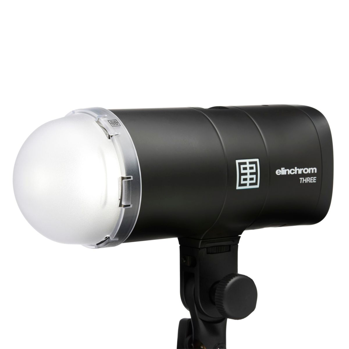 Ein schwarzer Elinchrom Blitzkopf mit Diffusor und Logo auf weißem Hintergrund.