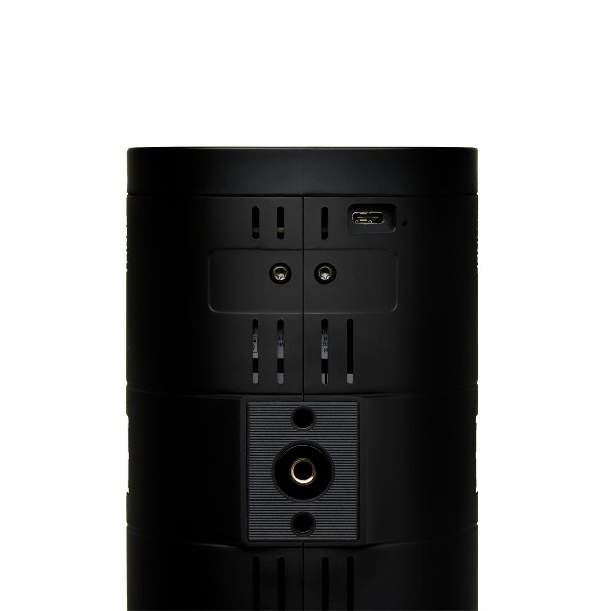 Nahaufnahme eines schwarzen Geräts mit USB-Anschluss, Lüftungsschlitzen und einem Stativgewinde.