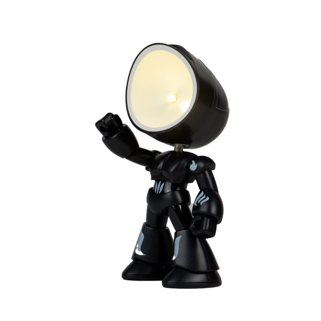 Robot nero con testa illuminata, solleva un pugno. Sfondo bianco.