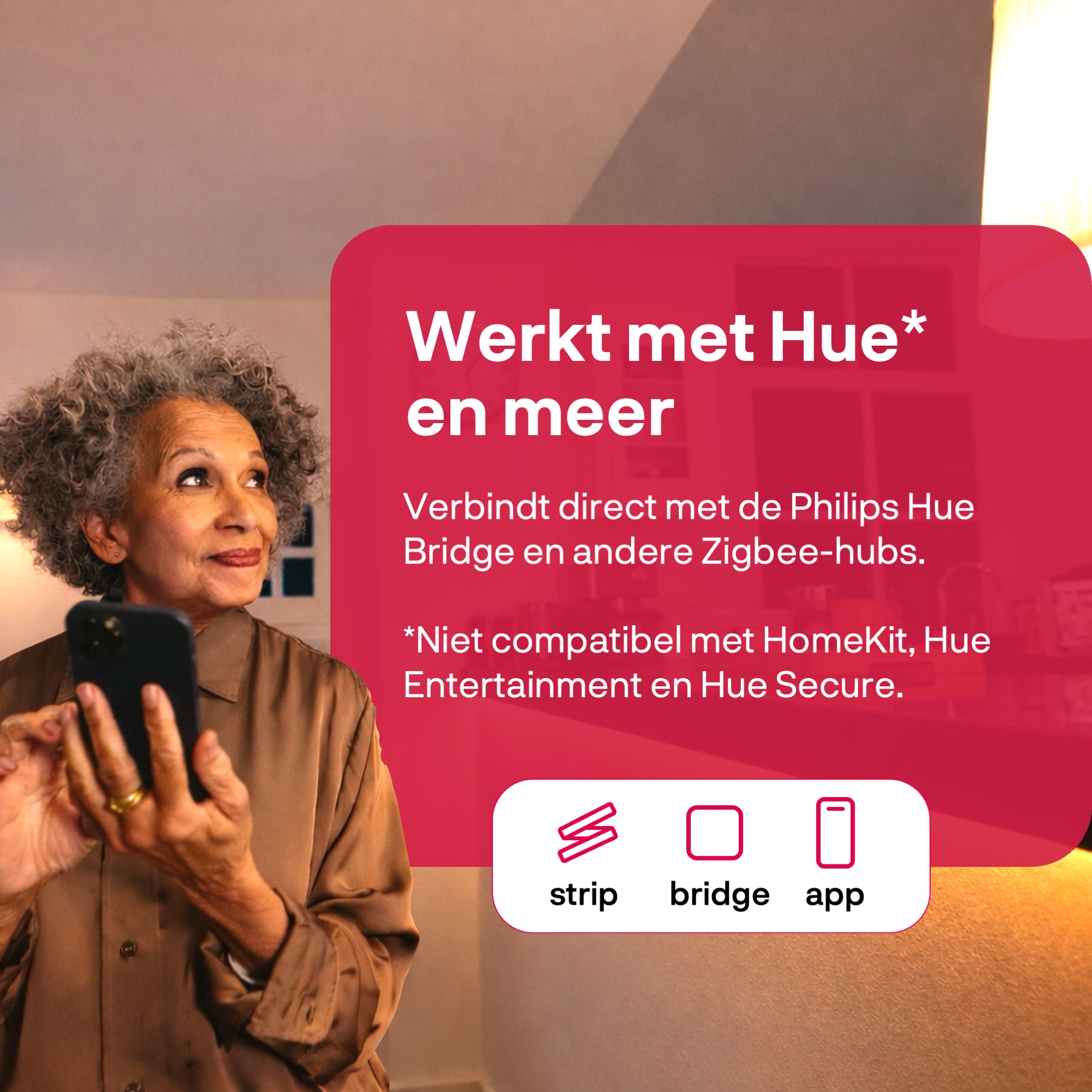 Eine Frau hält ein Smartphone und schaut nach oben. Text: Funktioniert mit Hue.