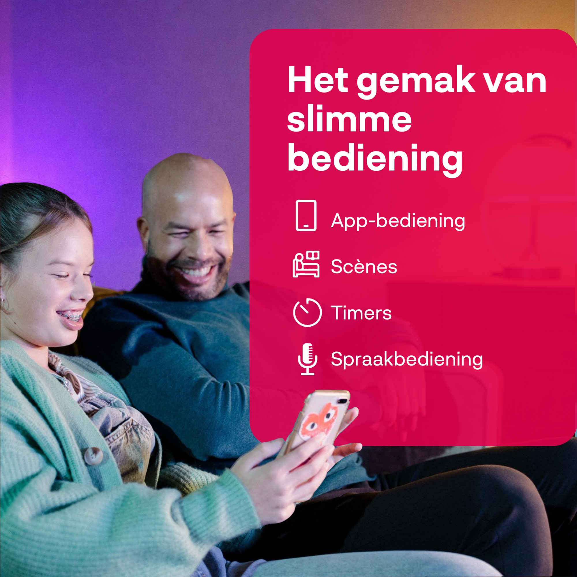 Ein Mädchen und ein Mann lachen, während sie ein Handy benutzen. Text über Smart Home.