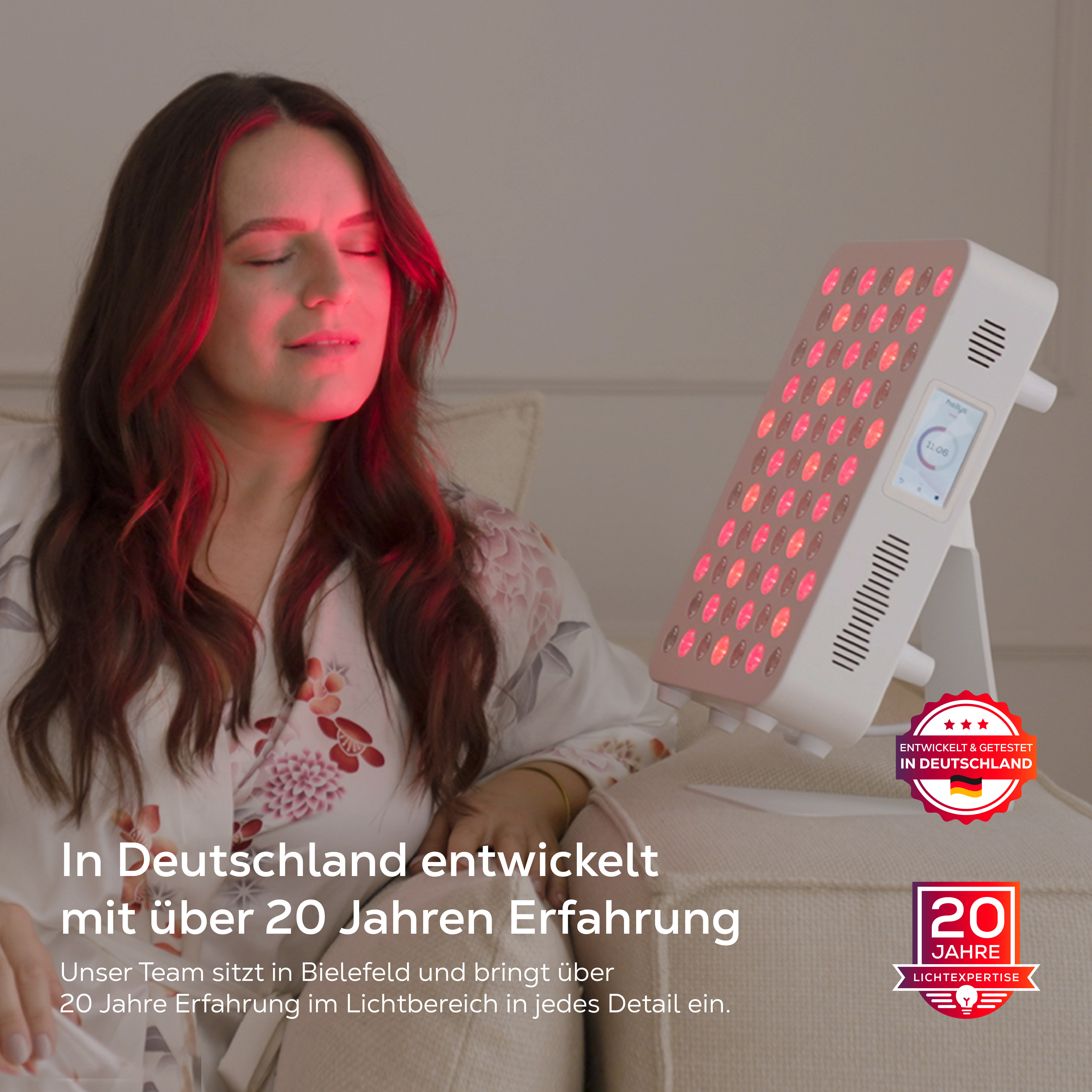Eine Frau mit geschlossenen Augen benutzt ein Rotlichttherapiegerät mit vielen LEDs.