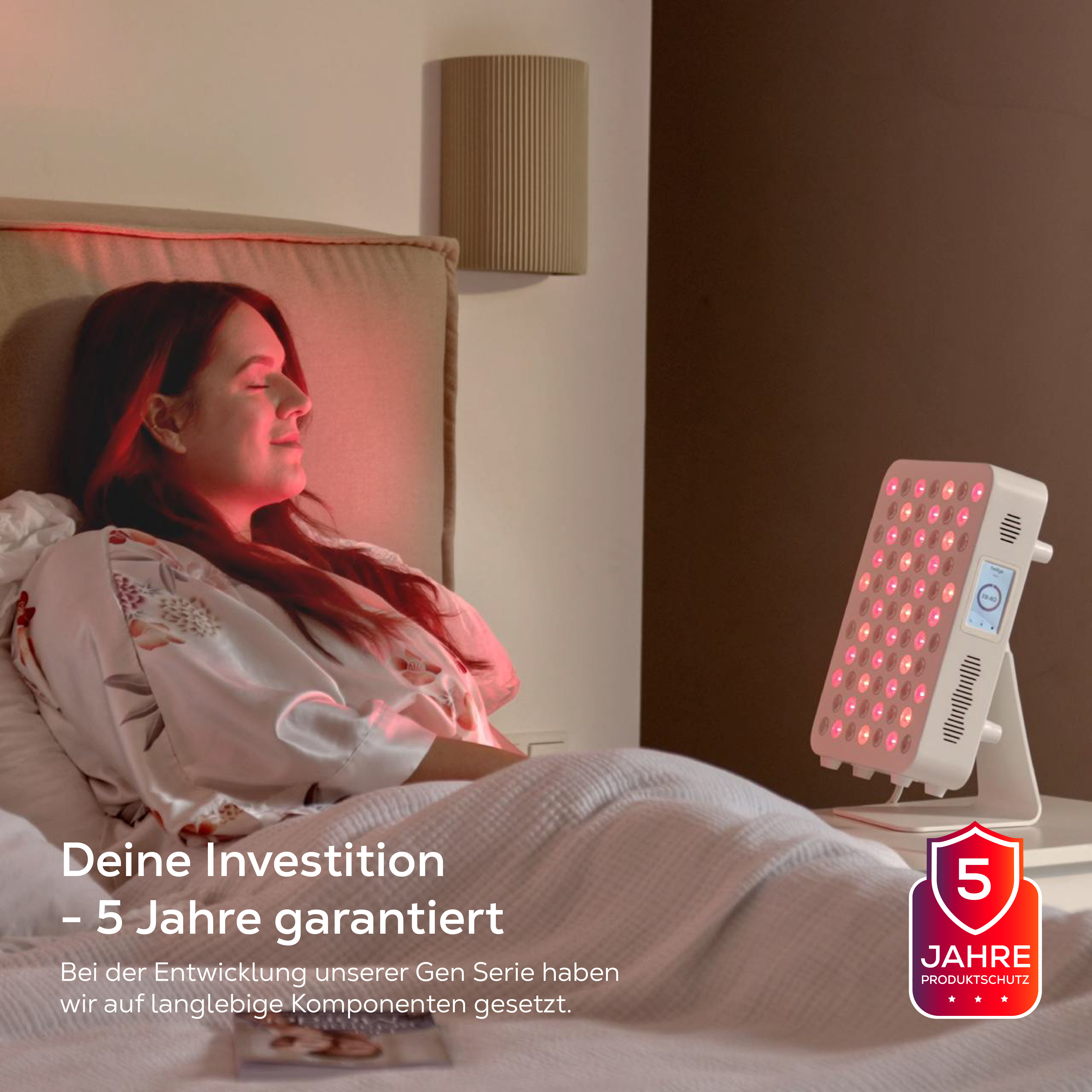 Frau im Bett mit Rotlichttherapie-Gerät, 5 Jahre Garantie-Logo.