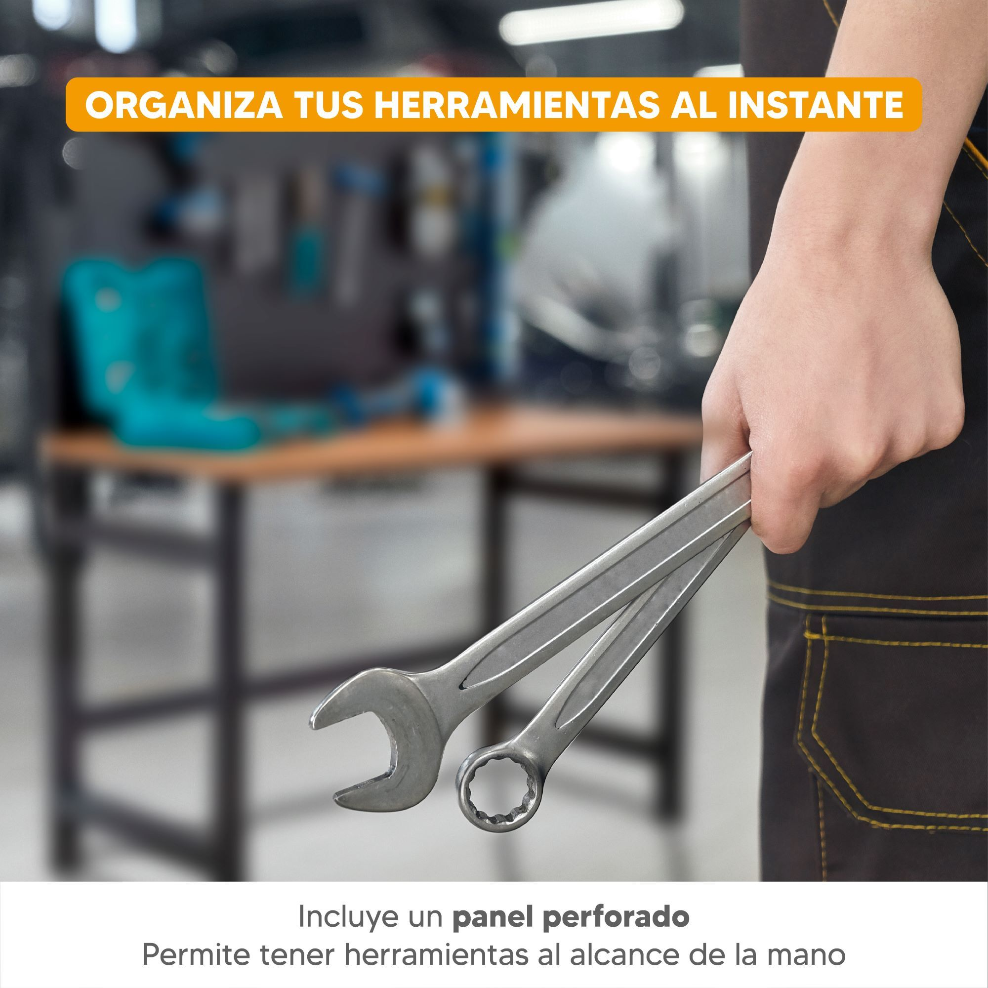 Persona sostiene llaves en taller. Texto naranja superpuesto en la parte superior.