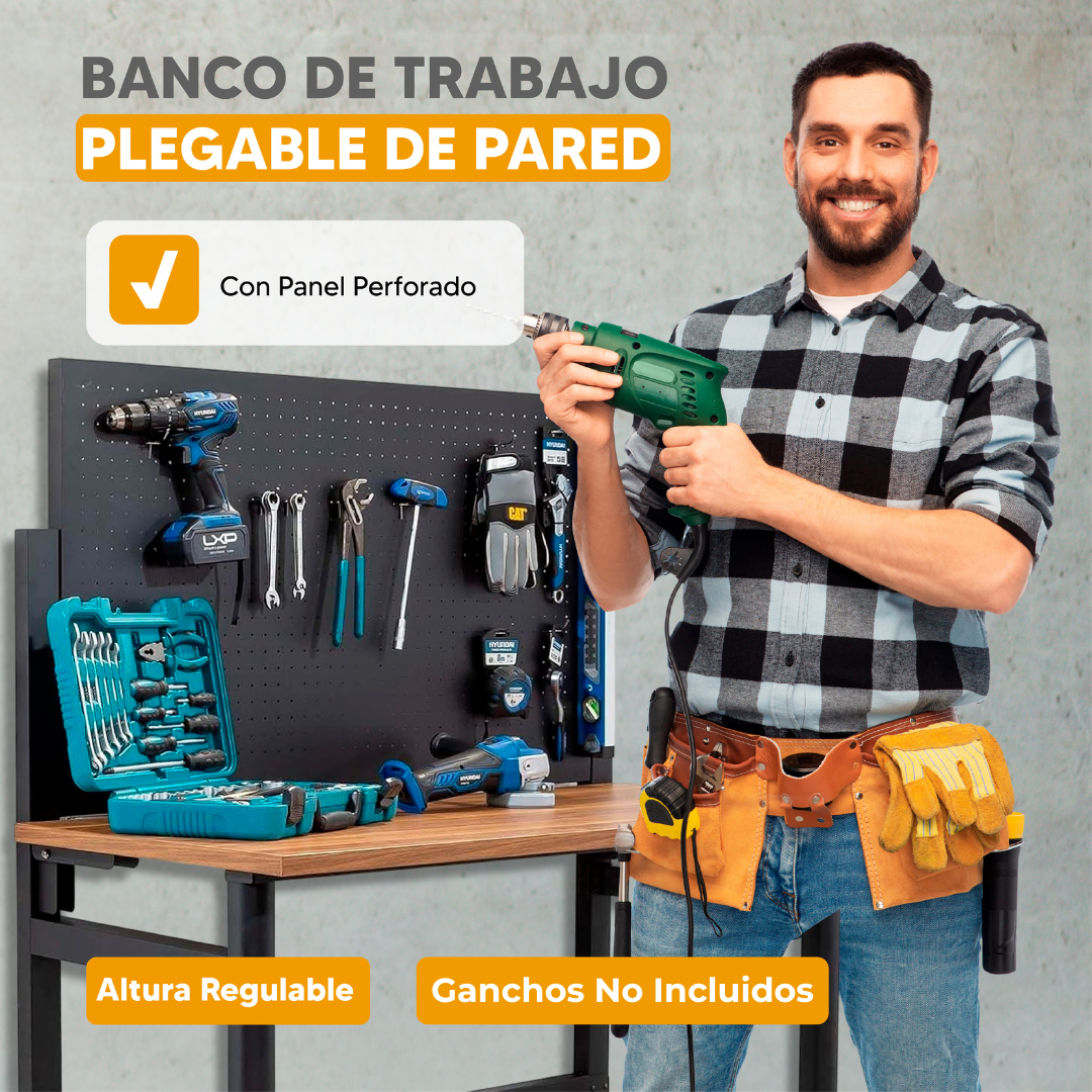 Un hombre sostiene un taladro verde frente a un banco de trabajo con herramientas y panel perforado.