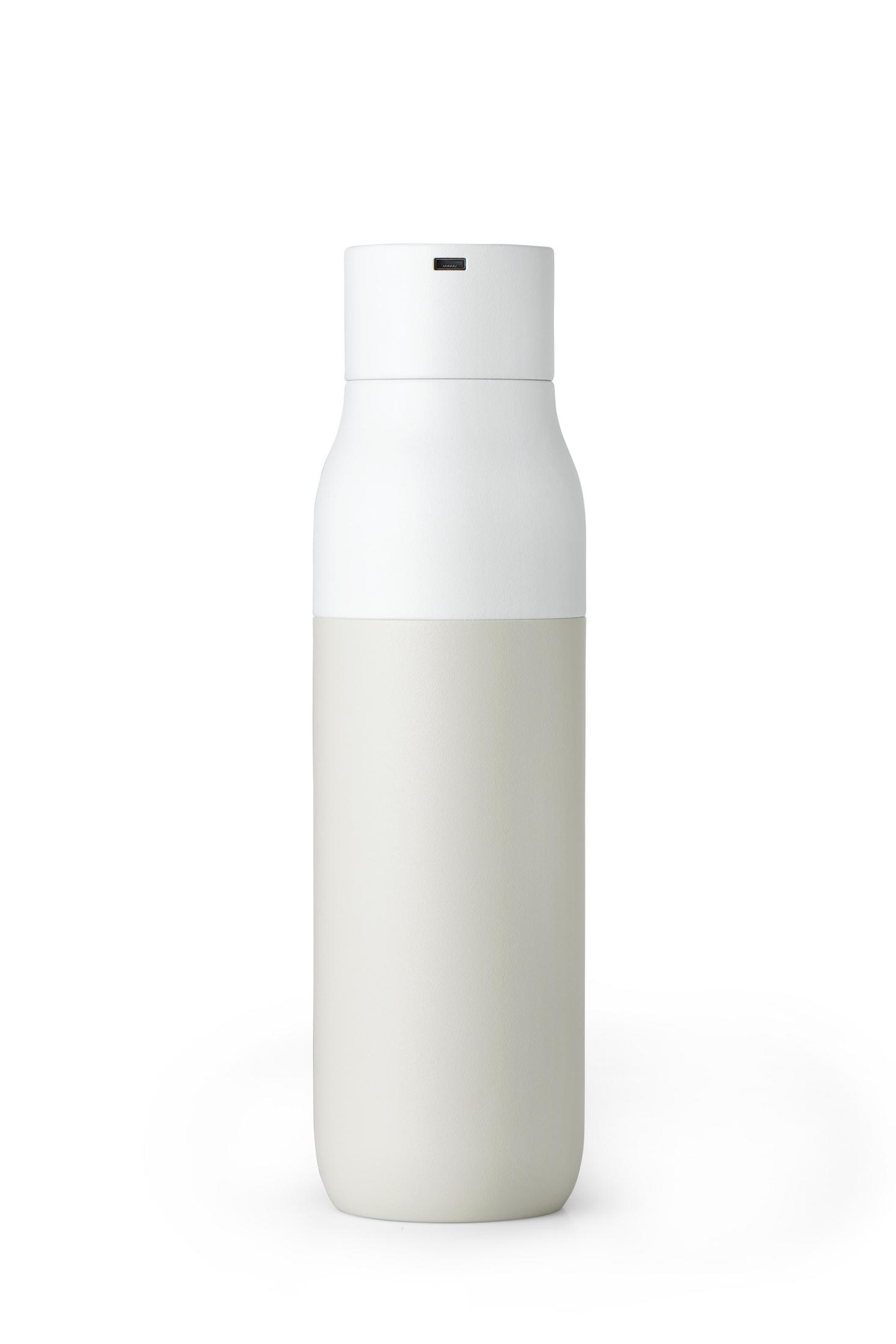 Eine zweifarbige Flasche, wei und beige, mit einem schmalen Schlitz oben.