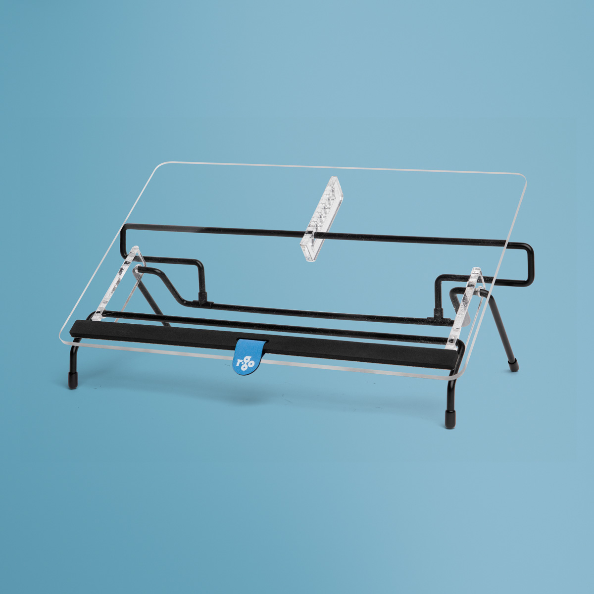 Een doorzichtige boekenstandaard met zwart metalen frame op blauwe achtergrond.
