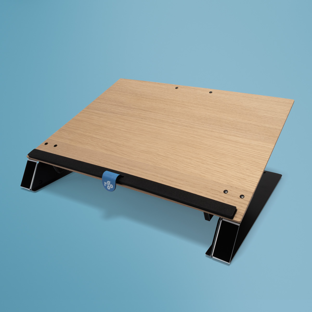 Ein hölzerner Laptopständer mit schwarzen Metallbeinen auf blauem Hintergrund.