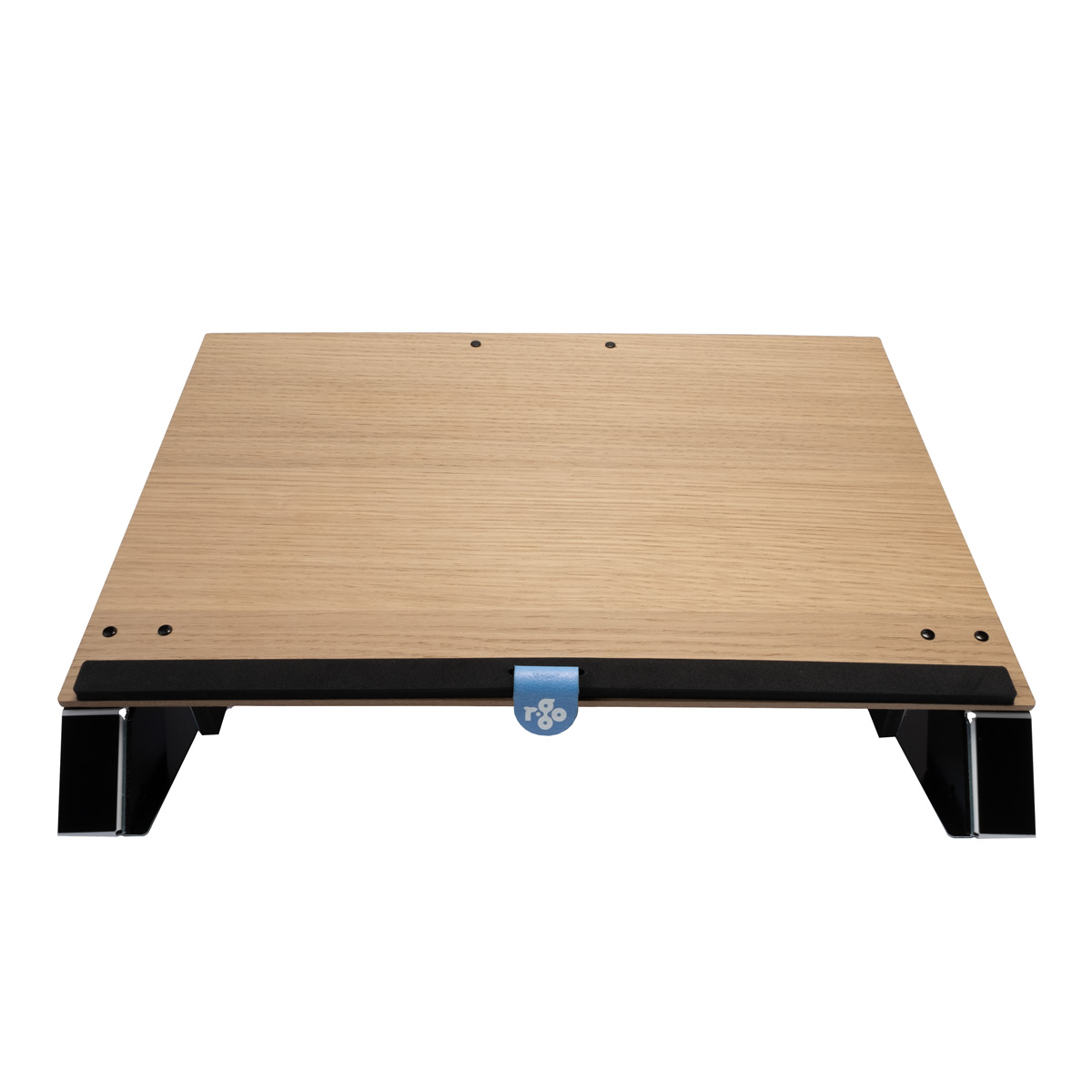 Ein hölzerner Laptopständer mit schwarzen Metallbeinen und einem schwarzen Stopper.