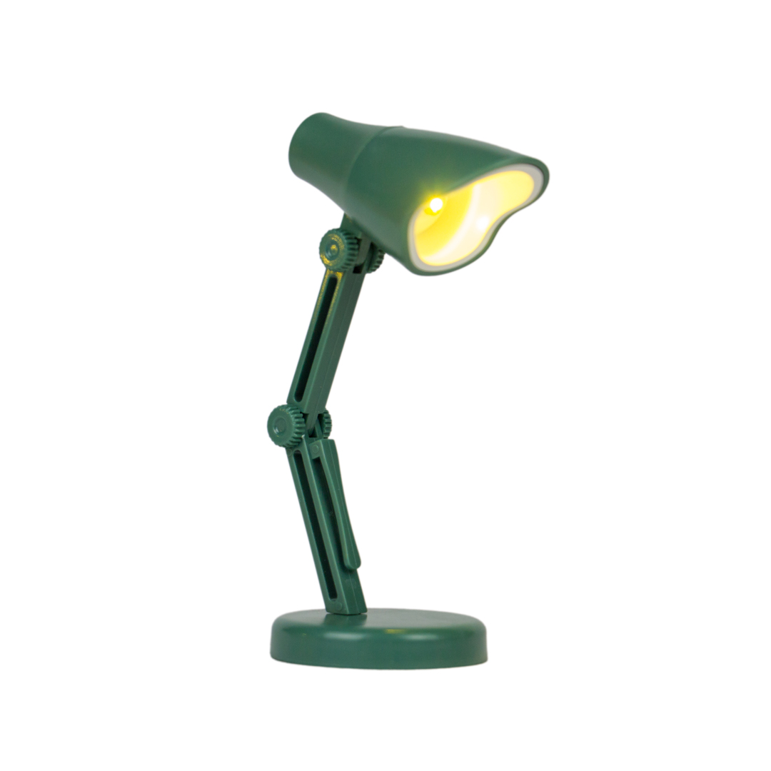Una lampada da scrivania verde con braccio flessibile e luce accesa.