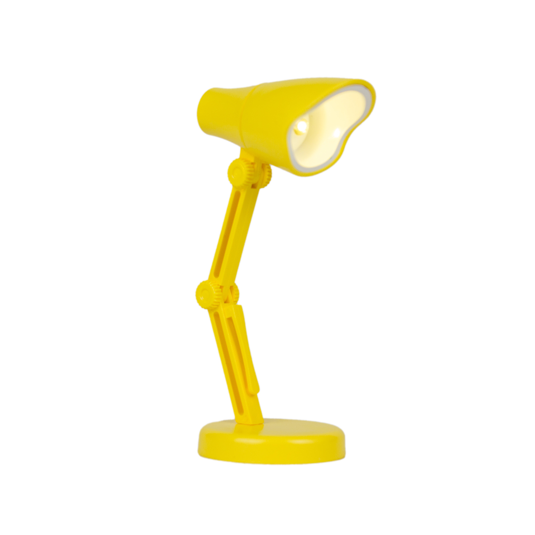 Una lampada da scrivania gialla con braccio flessibile sta su una base rotonda.