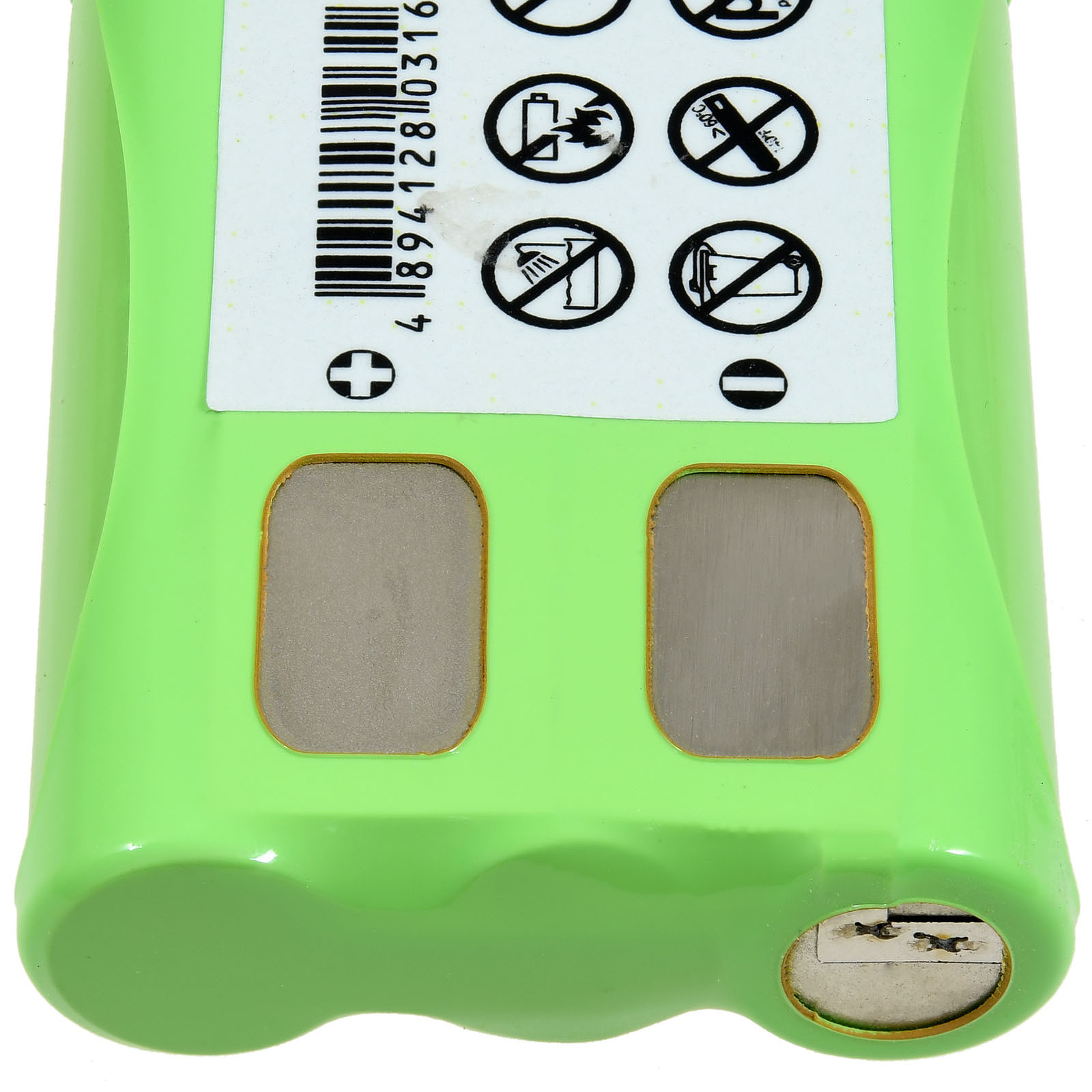 Batería verde con símbolos de advertencia, código de barras y dos ventanas rectangulares.
