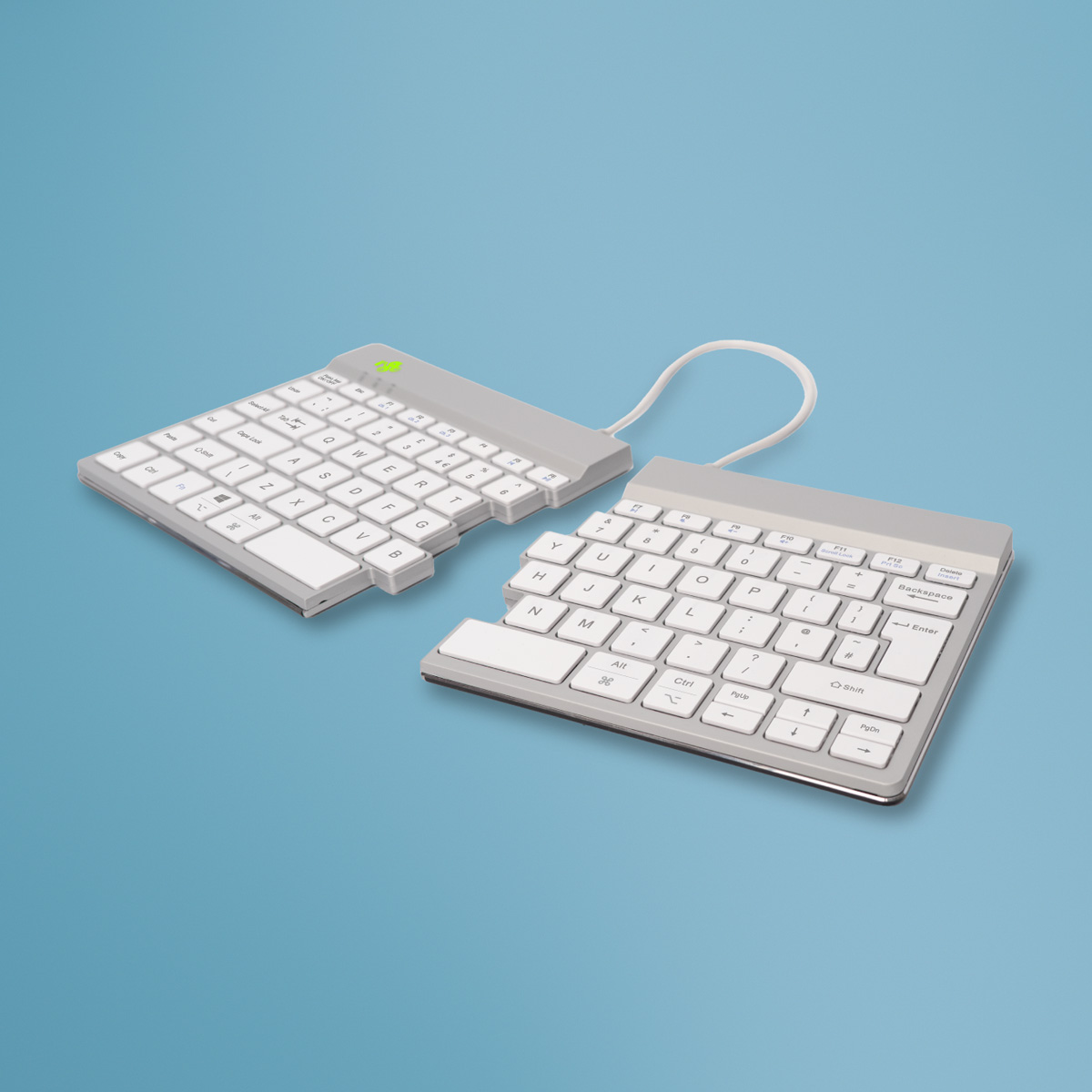 Due tastiere ergonomiche bianche su sfondo blu.