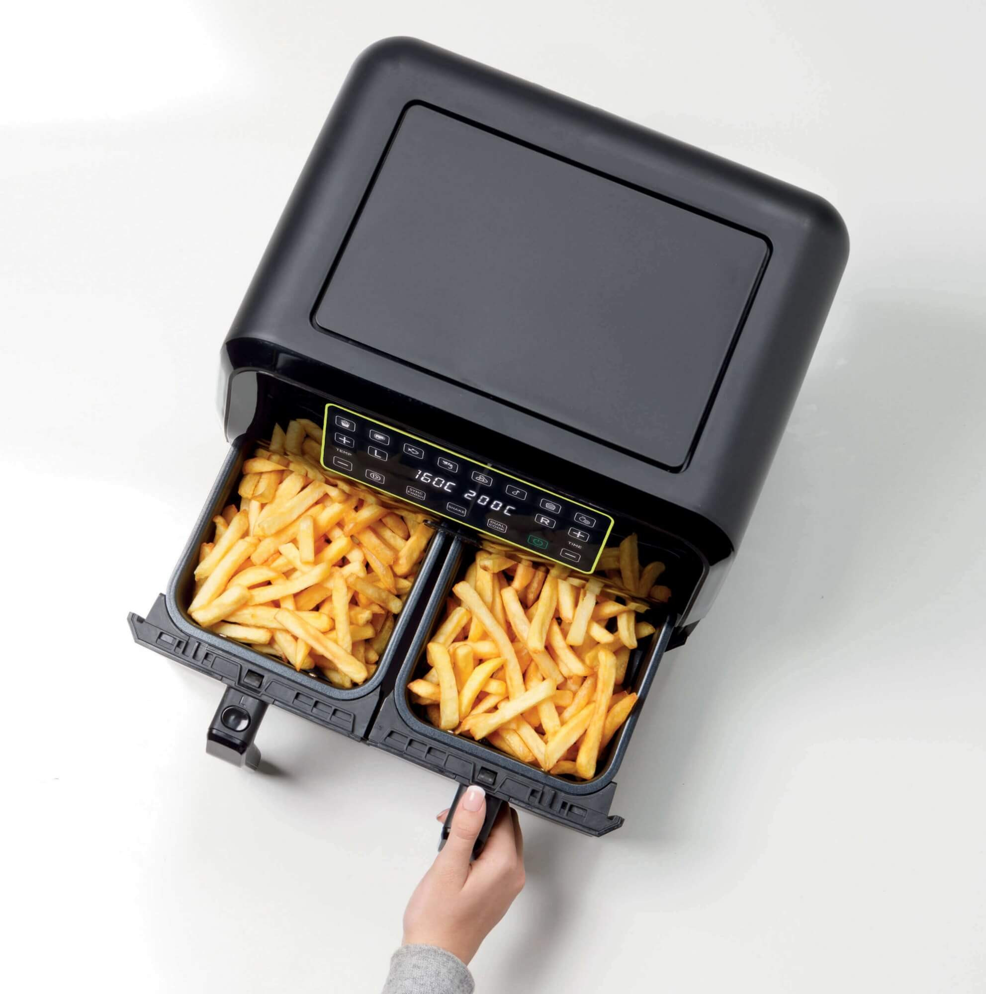 Czarna frytkownica beztłuszczowa z dwoma szufladami pełnymi frytek.