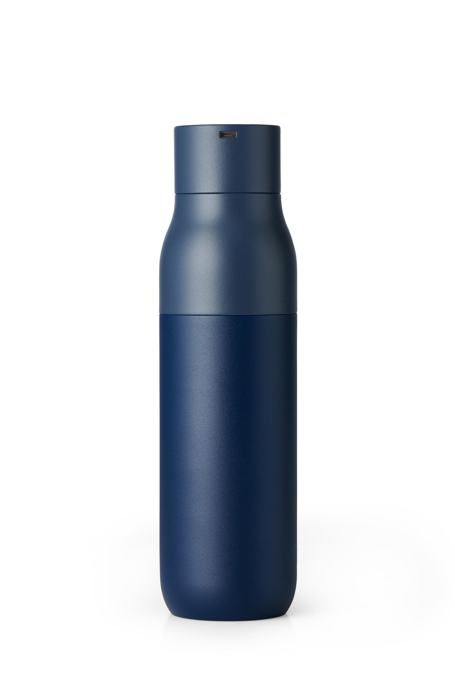 Eine dunkelblaue Trinkflasche mit einem helleren blauen Deckel, auf weißem Hintergrund.