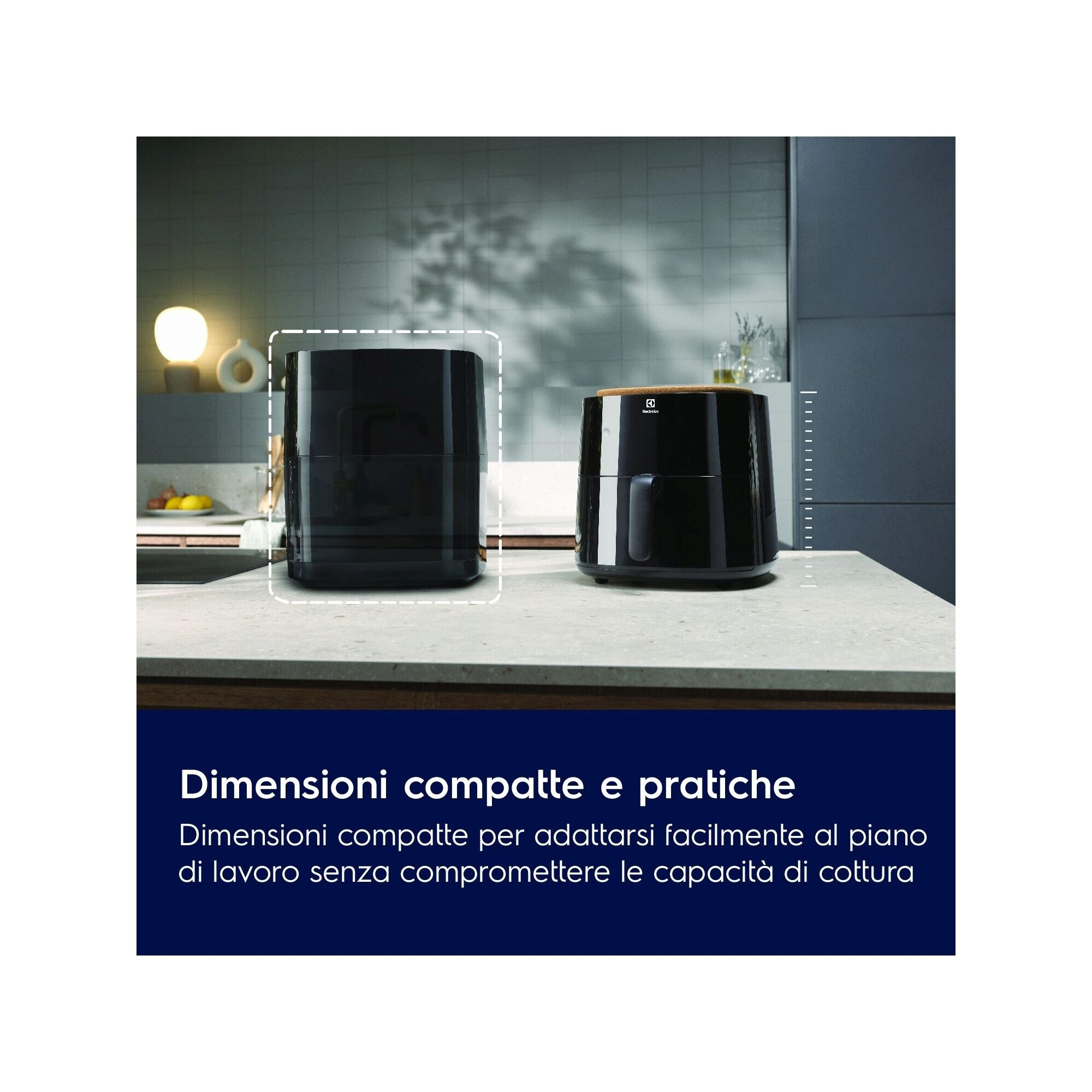 Dwie czarne frytkownice beztłuszczowe na blacie. Jedna obok drugiej.