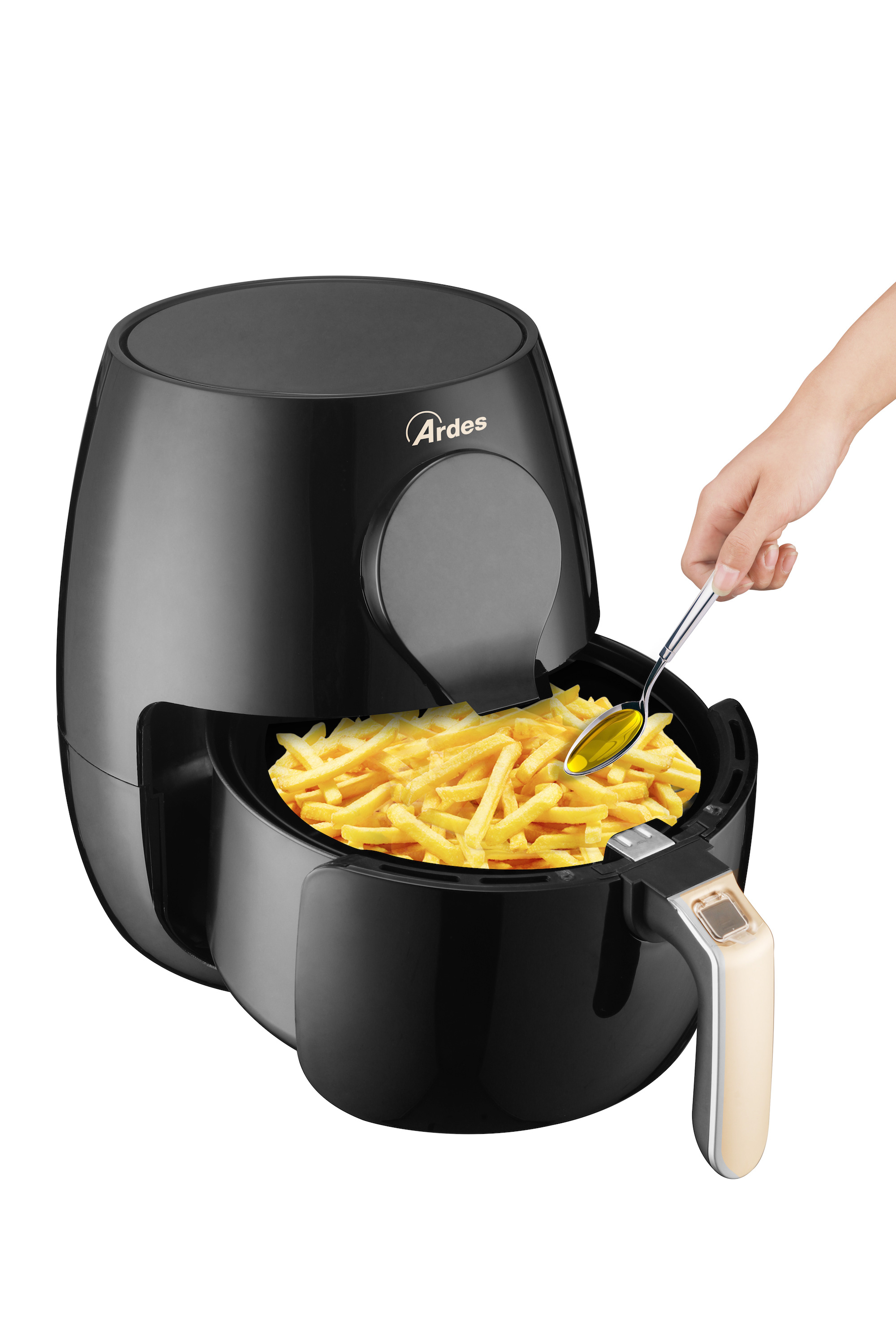 Una mano añade aceite a papas fritas en una freidora de aire negra.