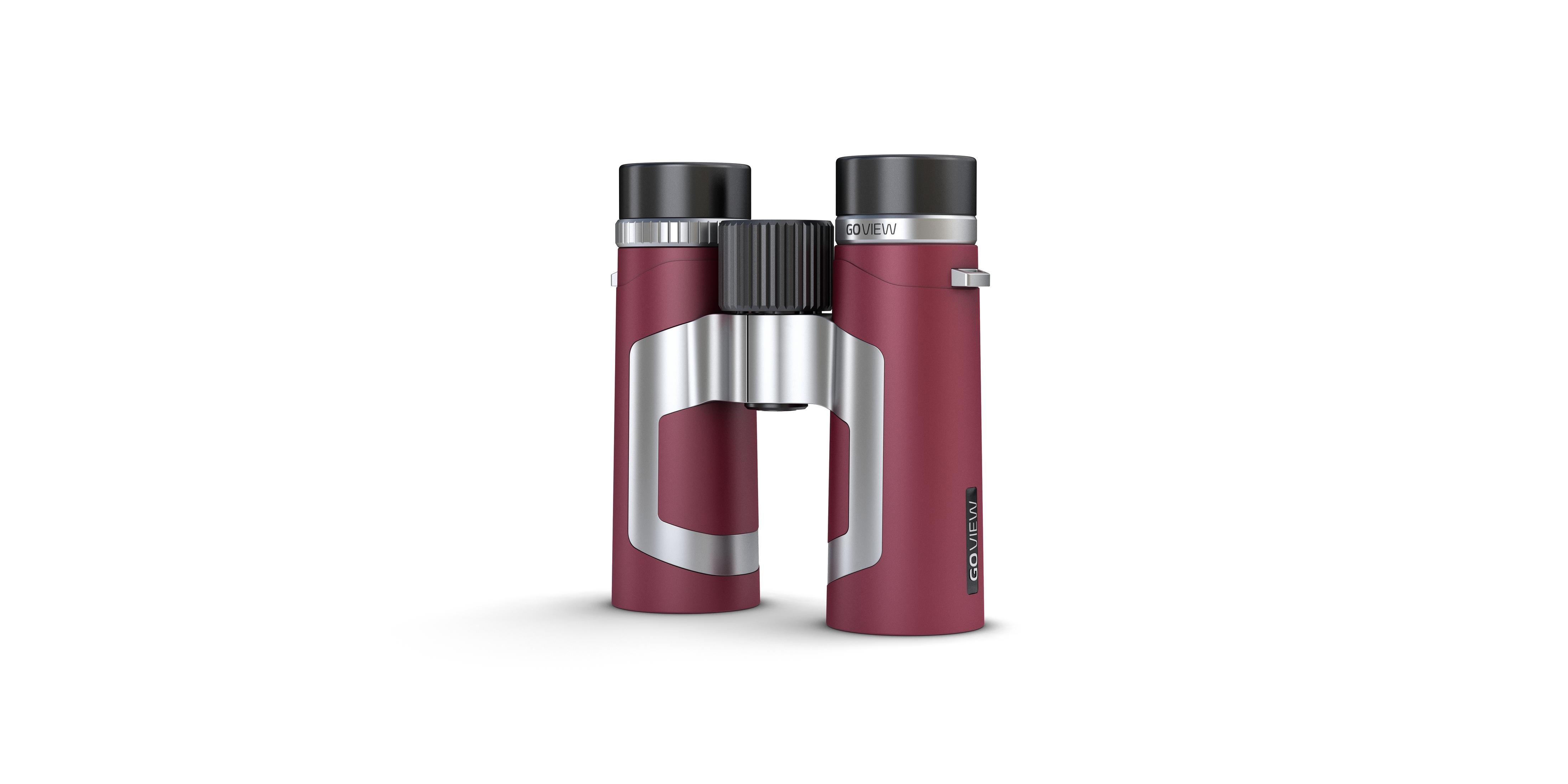 Binocolo bordeaux con accenti argentati, isolato su sfondo bianco.