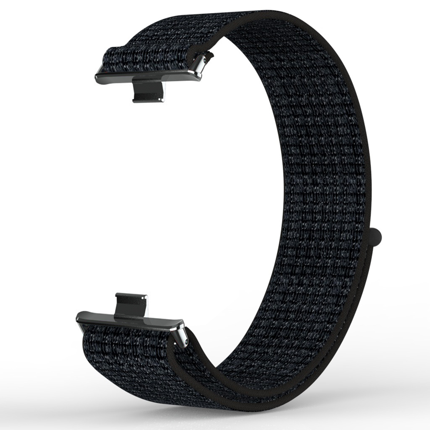Czarna tekstylna bransoleta zegarka ze srebrnymi złączami na białym tle.